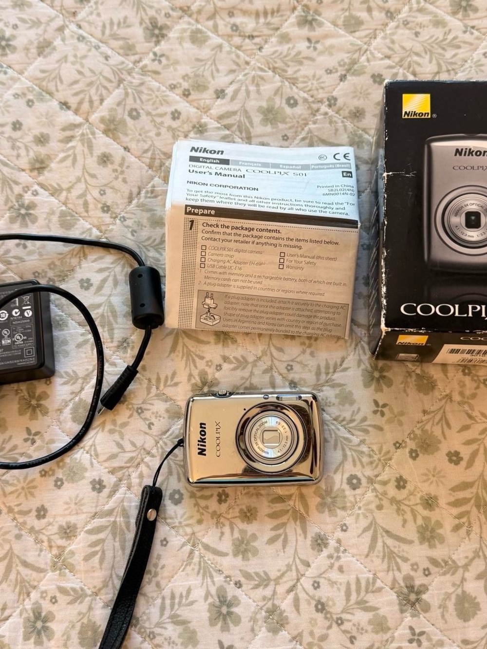 Nikon Coolpix S01 silver digital mini camera